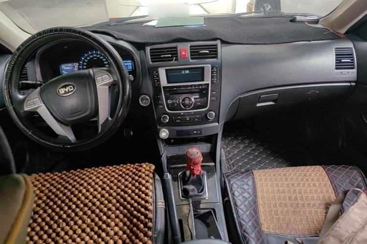 Used BYD G6 2013 2.0L Manual Luxury Version Center Console
