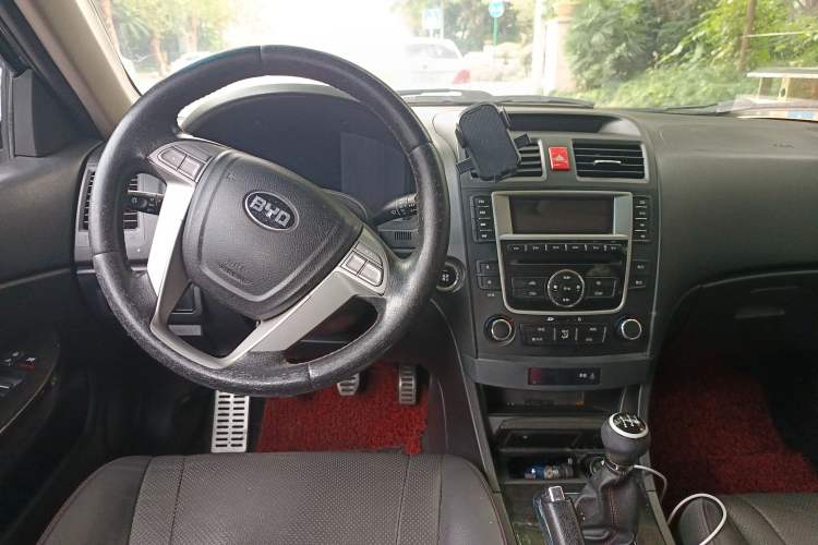 Used BYD G6 2013 2.0L Manual Luxury Version Center Console