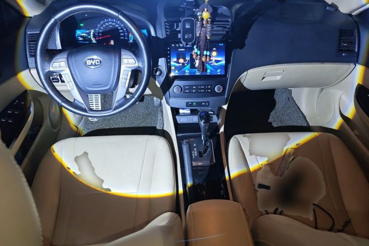 Used BYD G6 2013 1.5TID Automatic Luxury Model Center Console