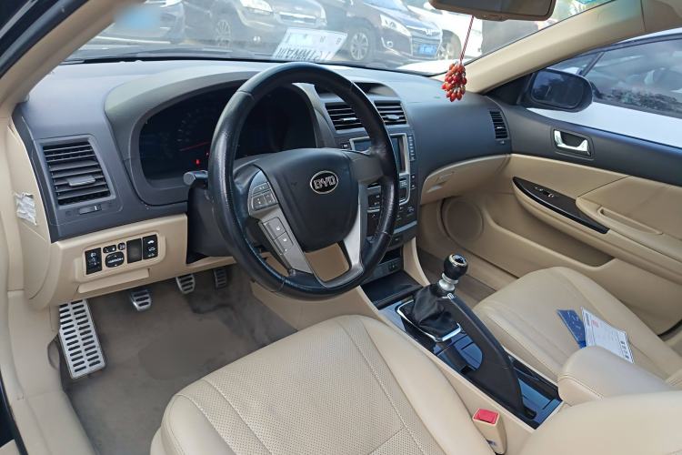 Used BYD G6 2013 1.5TI Manual Luxury Model Center Console