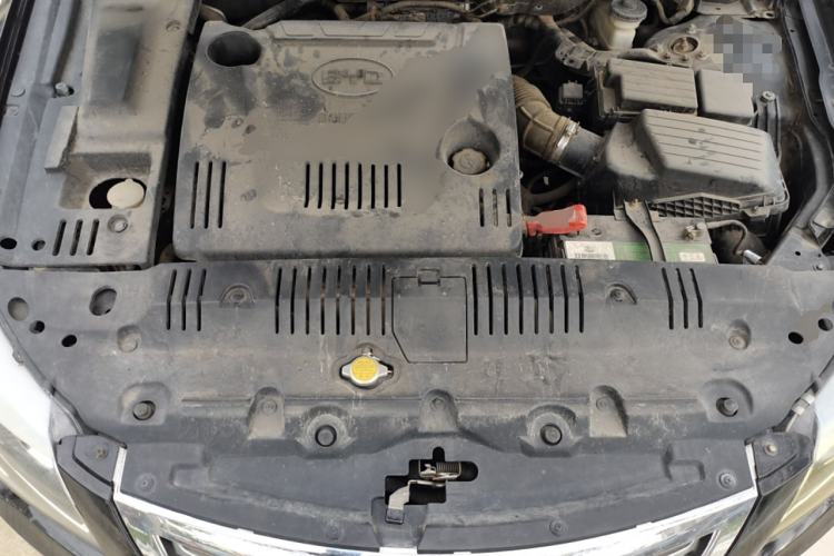 Used BYD G6 2013 2.0L Manual Luxury Version Engine Bay