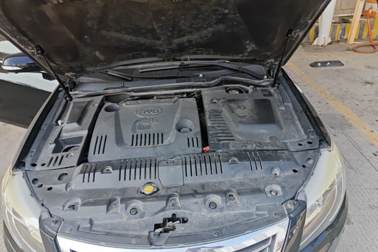 Used BYD G6 2013 2.0L Manual Luxury Version Engine Bay