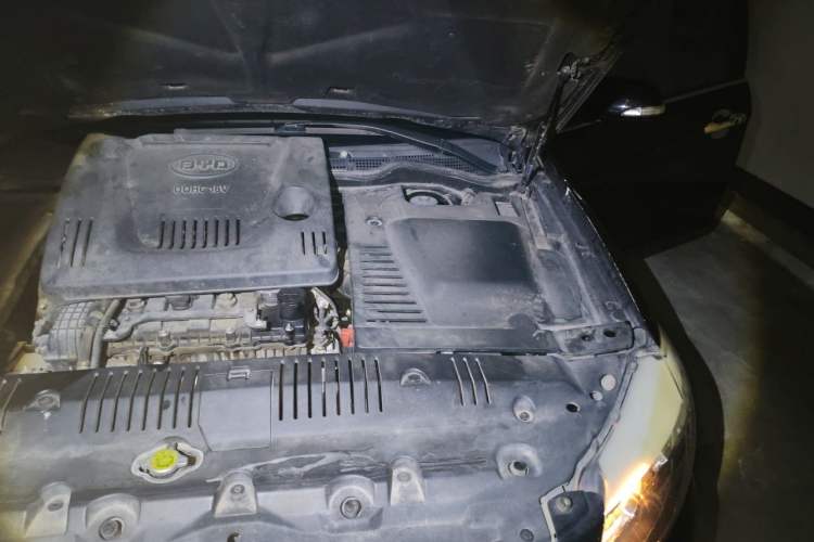 Used BYD G6 2013 2.0L Manual Luxury Version Engine Bay Left