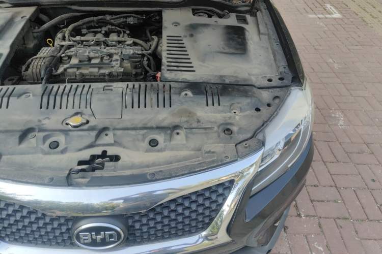 Used BYD G6 2013 2.0L Manual Luxury Version Engine Bay Left