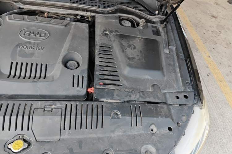 Used BYD G6 2013 2.0L Manual Luxury Version Engine Bay Left