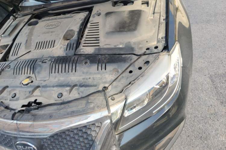 Used BYD G6 2013 2.0L Manual Luxury Version Engine Bay Left