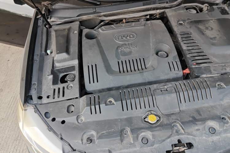 Used BYD G6 2013 2.0L Manual Luxury Version Engine Bay Right