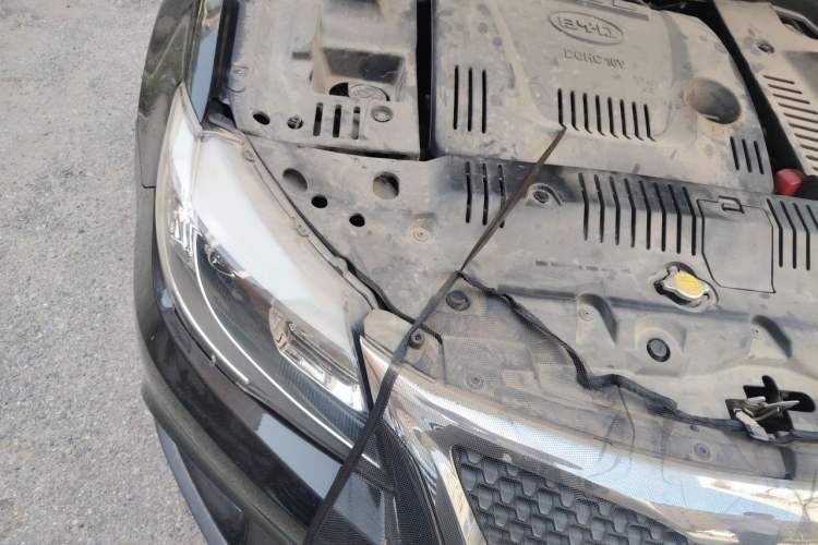 Used BYD G6 2013 2.0L Manual Luxury Version Engine Bay Right