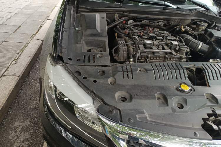 Used BYD G6 2013 2.0L Manual Luxury Version Engine Bay Right