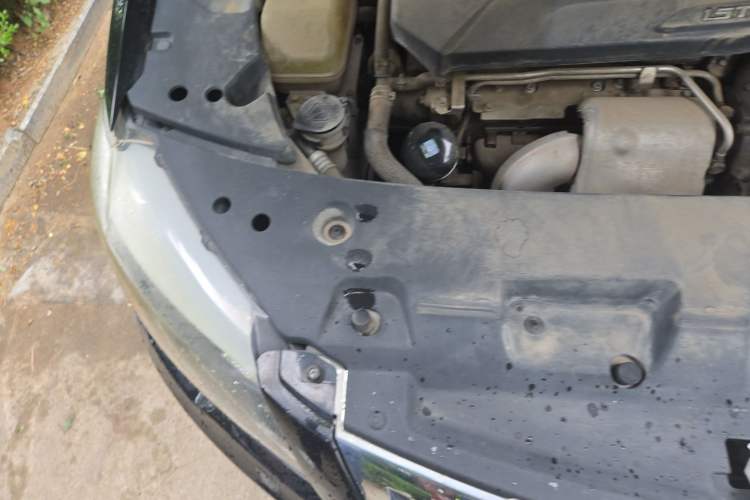 Used BYD G6 2013 1.5TI Manual Luxury Model Engine Bay Right