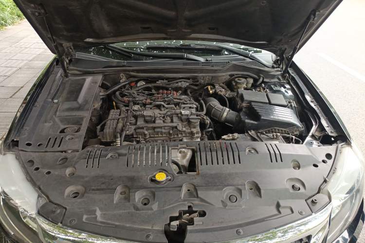 Used BYD G6 2013 2.0L Manual Luxury Version Engine Bay