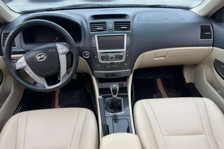 Used BYD G6 2013 2.0L Manual Luxury Version Interior 1