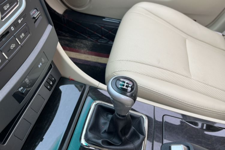 Used BYD G6 2013 2.0L Manual Luxury Version Interior 3