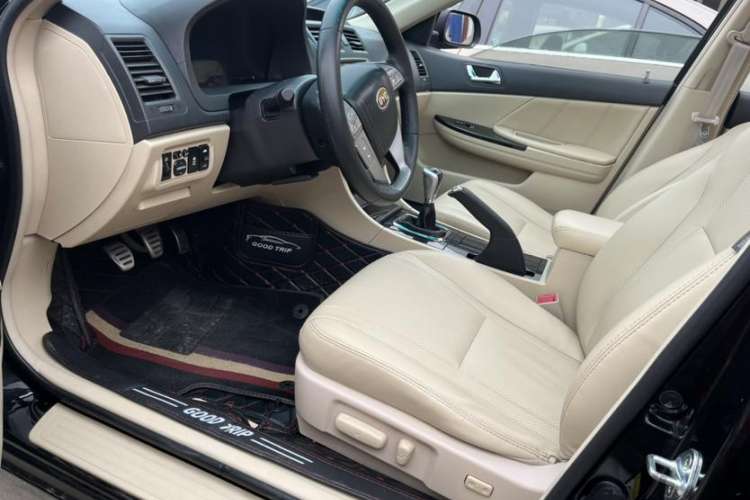 Used BYD G6 2013 2.0L Manual Luxury Version Interior 4