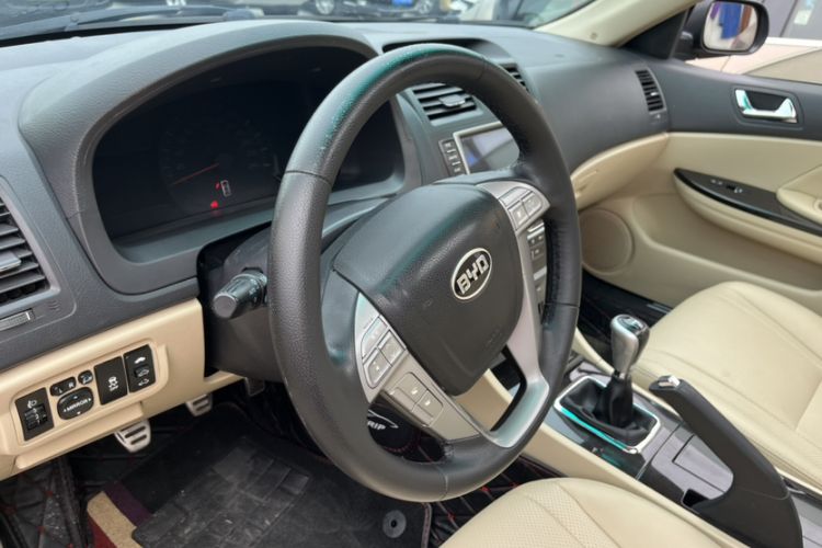 Used BYD G6 2013 2.0L Manual Luxury Version Interior 5