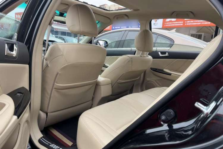 Used BYD G6 2013 2.0L Manual Luxury Version Interior 6