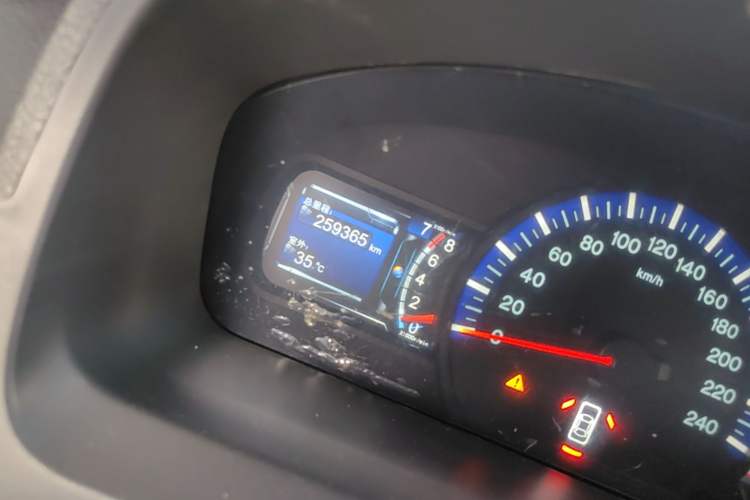 Used BYD G6 2013 2.0L Manual Luxury Version Odometer Close Up