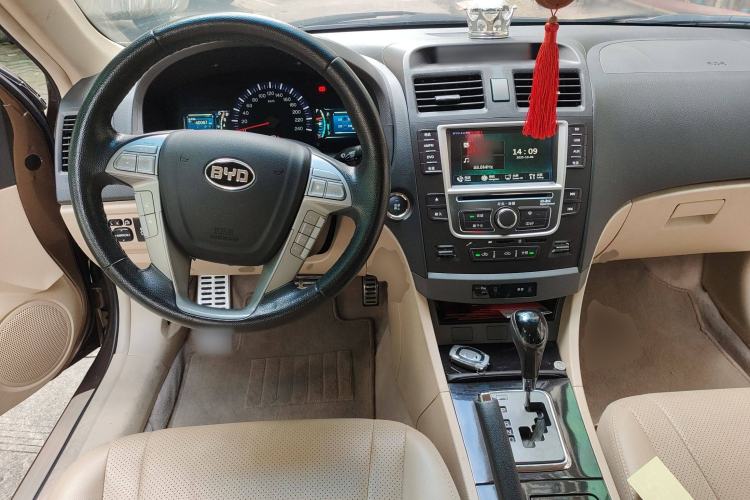 Used BYD G6 2013 1.5TID Automatic Luxury Model Center Console