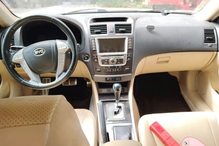 Used BYD G6 2013 1.5TID Automatic Luxury Model Center Console