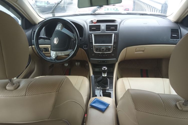 Used BYD G6 2013 1.5TI Manual Luxury Model Center Console