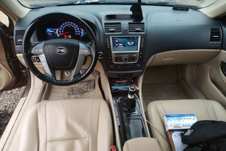 Used BYD G6 2013 1.5TI Manual Luxury Model Center Console