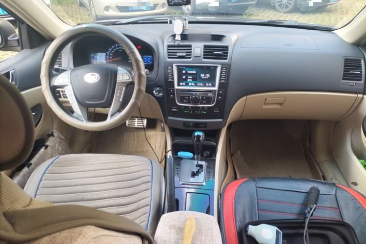 Used BYD G6 2013 1.5TID Automatic Luxury Model Center Console