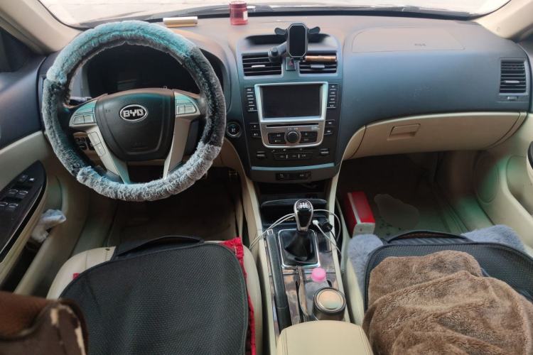 Used BYD G6 2013 2.0L Manual Luxury Version Center Console