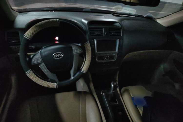 Used BYD G6 2013 2.0L Manual Luxury Version Center Console