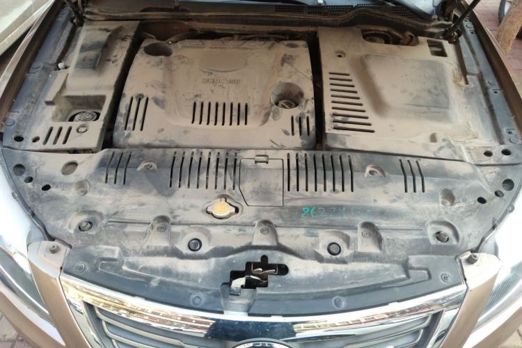 Used BYD G6 2013 2.0L Manual Luxury Version Engine Bay