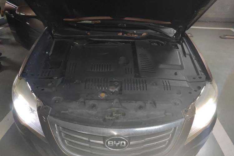 Used BYD G6 2013 2.0L Manual Luxury Version Engine Bay