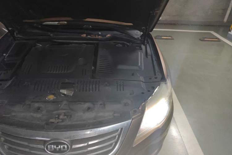 Used BYD G6 2013 2.0L Manual Luxury Version Engine Bay Left