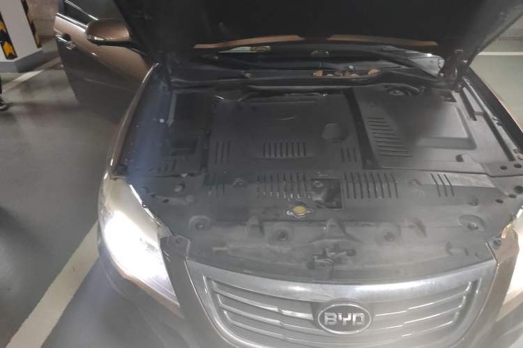 Used BYD G6 2013 2.0L Manual Luxury Version Engine Bay Right