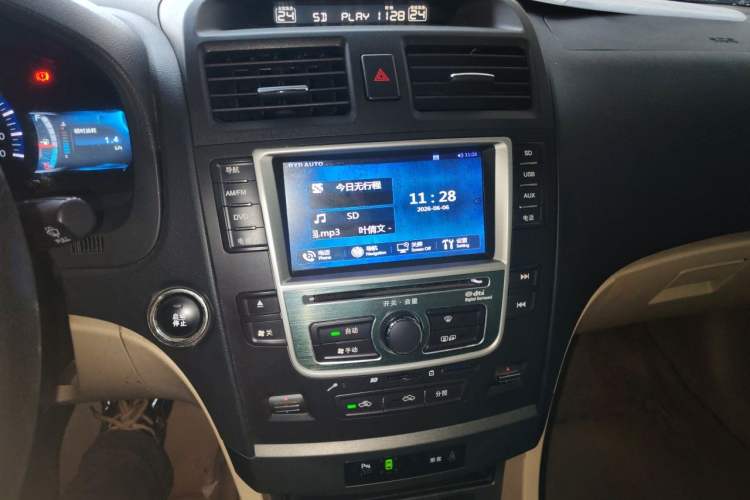 Used BYD G6 2013 2.0L Manual Luxury Version Audio And AC Panel