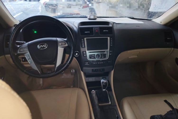 Used BYD G6 2013 2.0L Manual Luxury Version Center Console