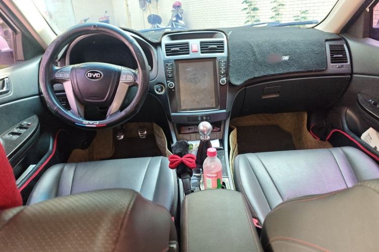 Used BYD G6 2013 2.0L Manual Luxury Version Center Console