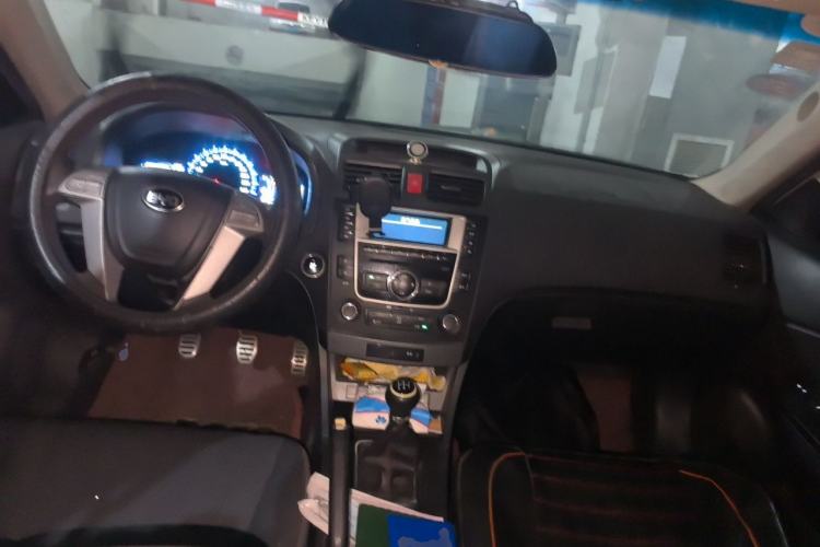 Used BYD G6 2013 2.0L Manual Luxury Version Center Console