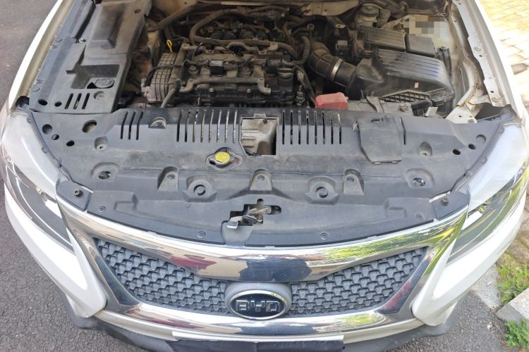 Used BYD G6 2013 2.0L Manual Luxury Version Engine Bay
