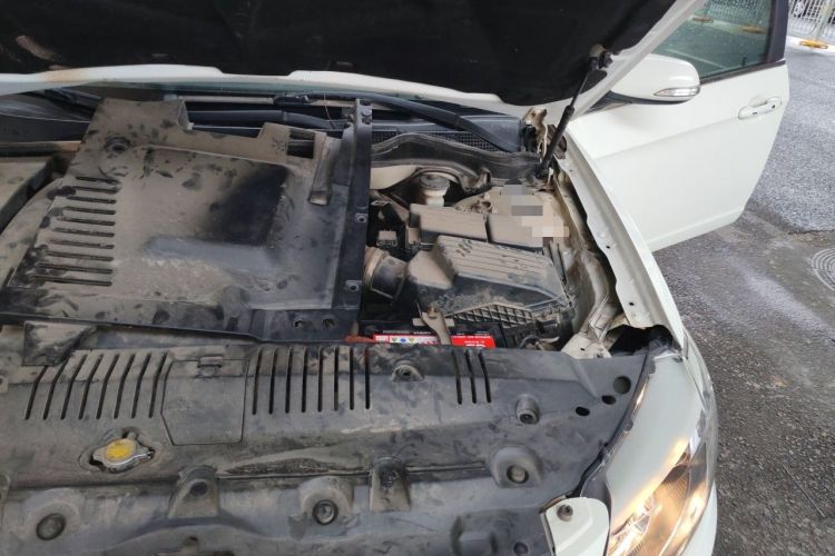 Used BYD G6 2013 2.0L Manual Luxury Version Engine Bay Left