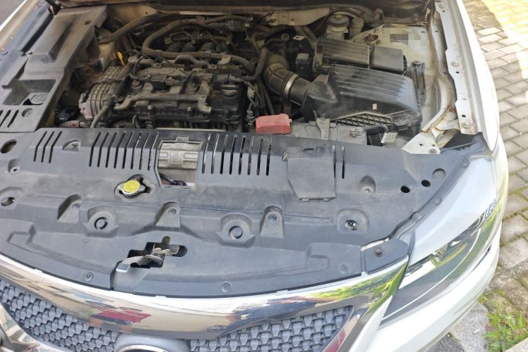 Used BYD G6 2013 2.0L Manual Luxury Version Engine Bay Left
