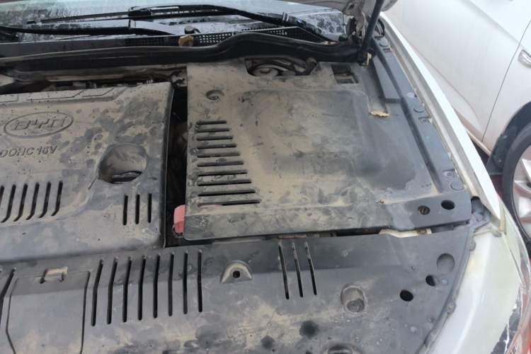 Used BYD G6 2013 2.0L Manual Luxury Version Engine Bay Left