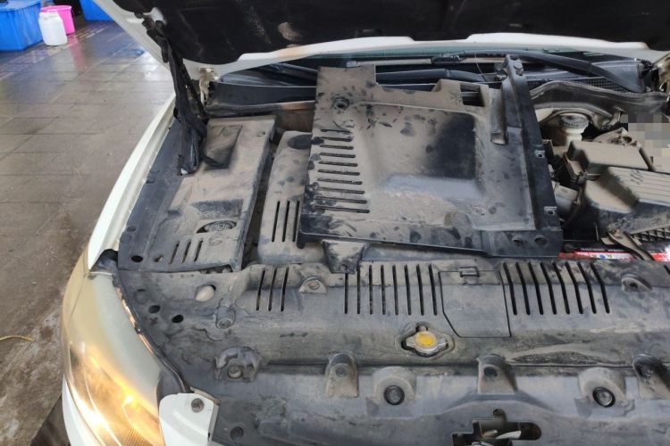 Used BYD G6 2013 2.0L Manual Luxury Version Engine Bay Right