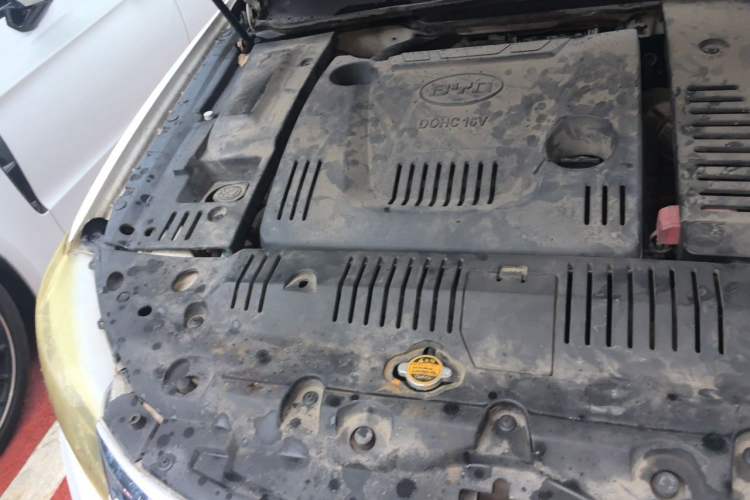 Used BYD G6 2013 2.0L Manual Luxury Version Engine Bay Right