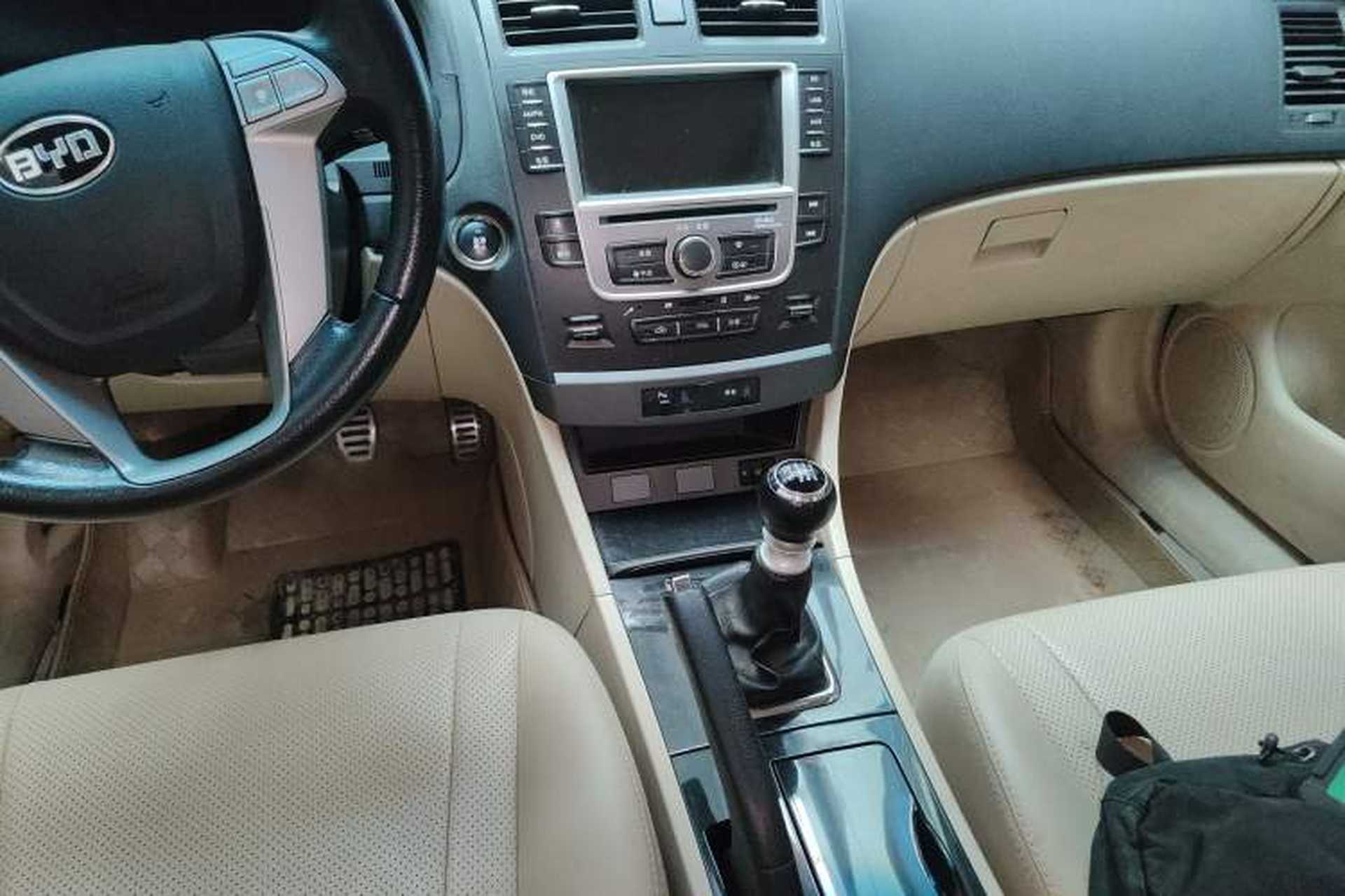 Used BYD G6 2013 1.5TI Manual Luxury Model Audio And AC Panel