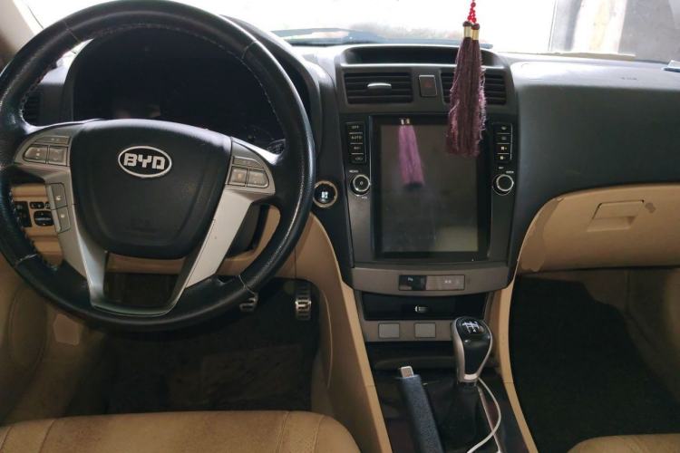 Used BYD G6 2013 2.0L Manual Luxury Version Center Console