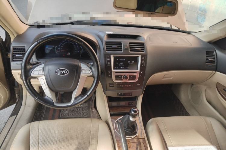 Used BYD G6 2013 1.5TI Manual Luxury Model Center Console