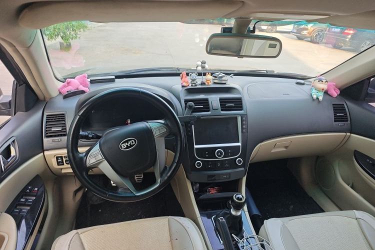 Used BYD G6 2013 1.5TI Manual Luxury Model Center Console