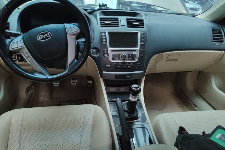Used BYD G6 2013 1.5TI Manual Luxury Model Center Console