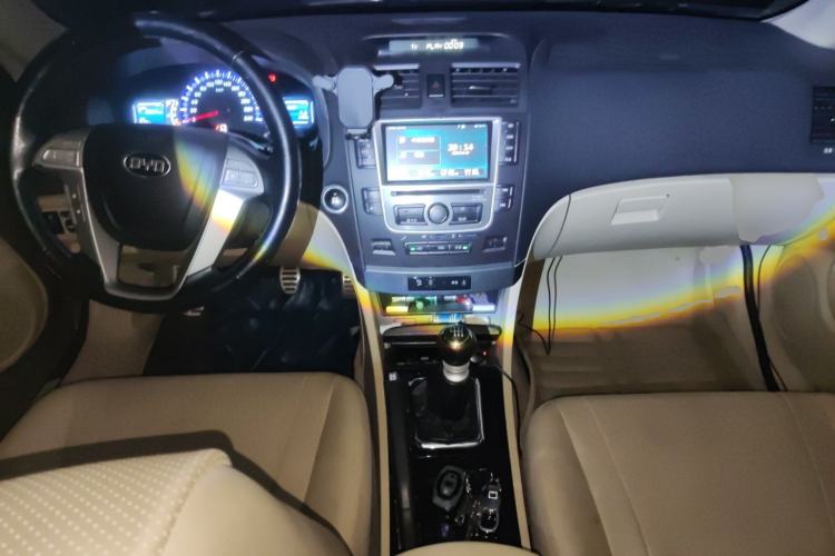 Used BYD G6 2013 1.5TI Manual Luxury Model Center Console