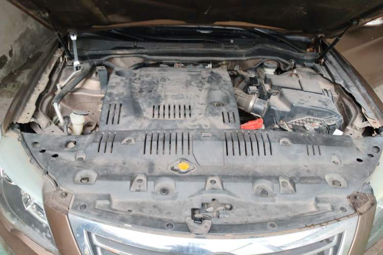 Used BYD G6 2013 2.0L Manual Luxury Version Engine Bay