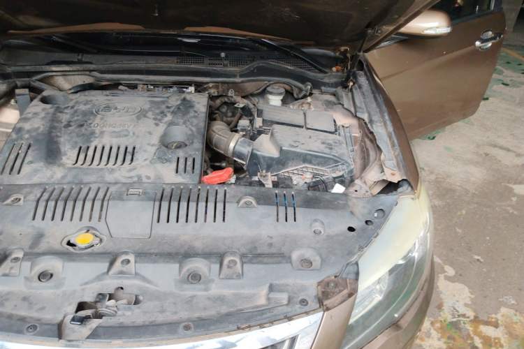 Used BYD G6 2013 2.0L Manual Luxury Version Engine Bay Left